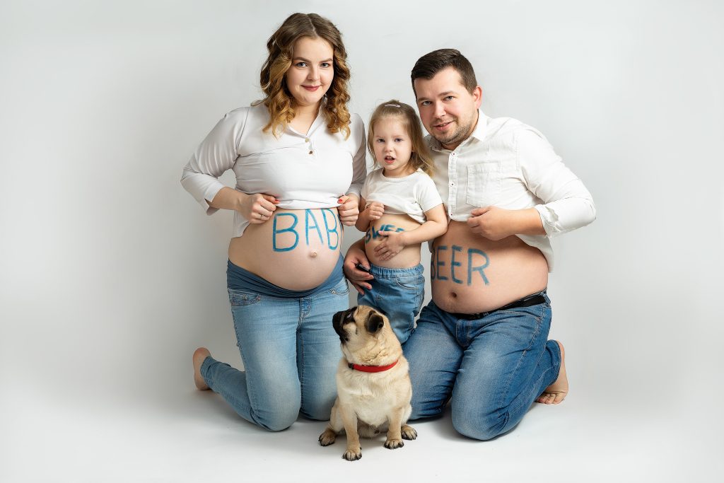 fotografia rodzinna zary sesja studio biale tlo